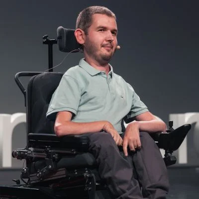 Ein Nutzer von Assistenz Connect am Computer